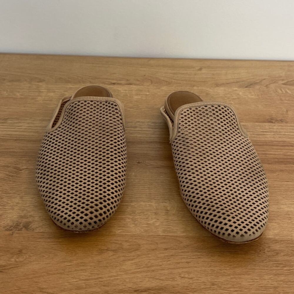 Frye Women's Gwen Perforated Suede Flat Mules Tan Size 7 Boho Cushioned Slip On - Picture 2 of 6